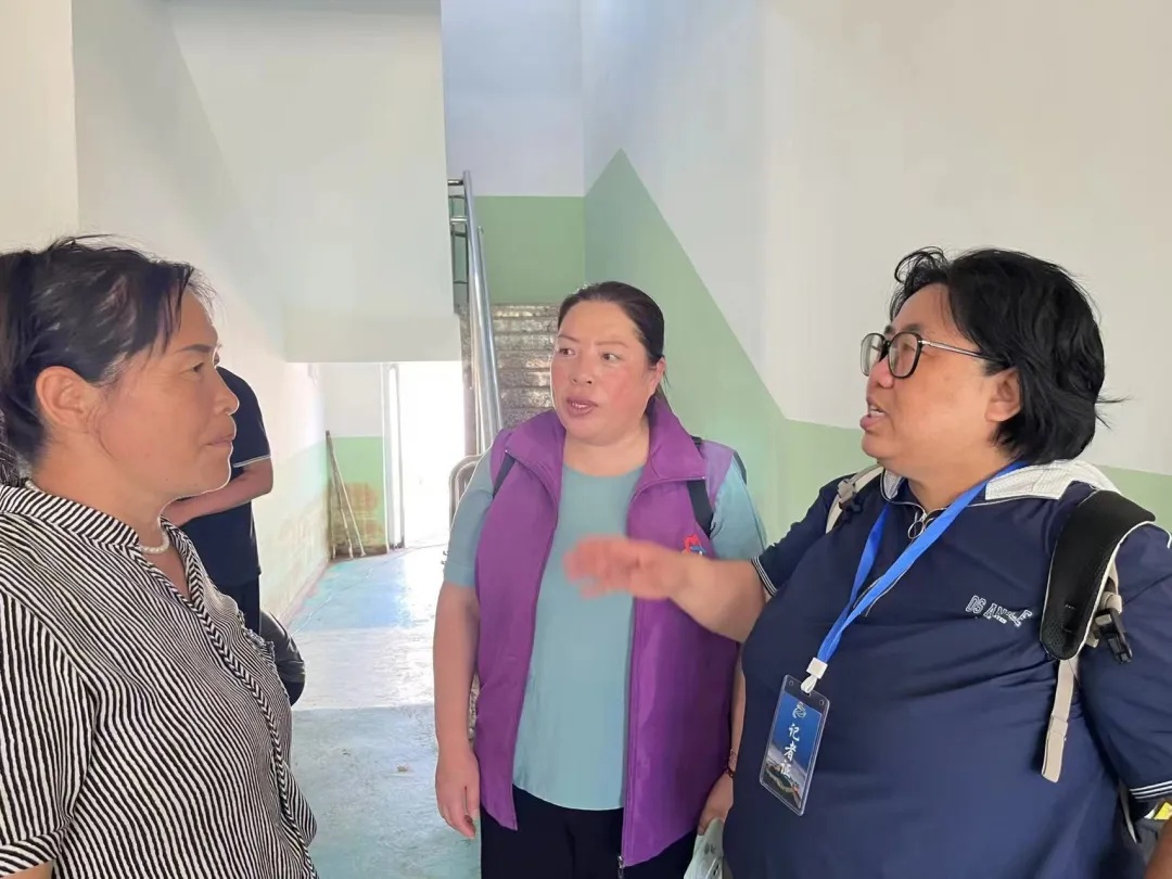 她把家里的挂面、大米、蔬菜、肉都拿出来了……