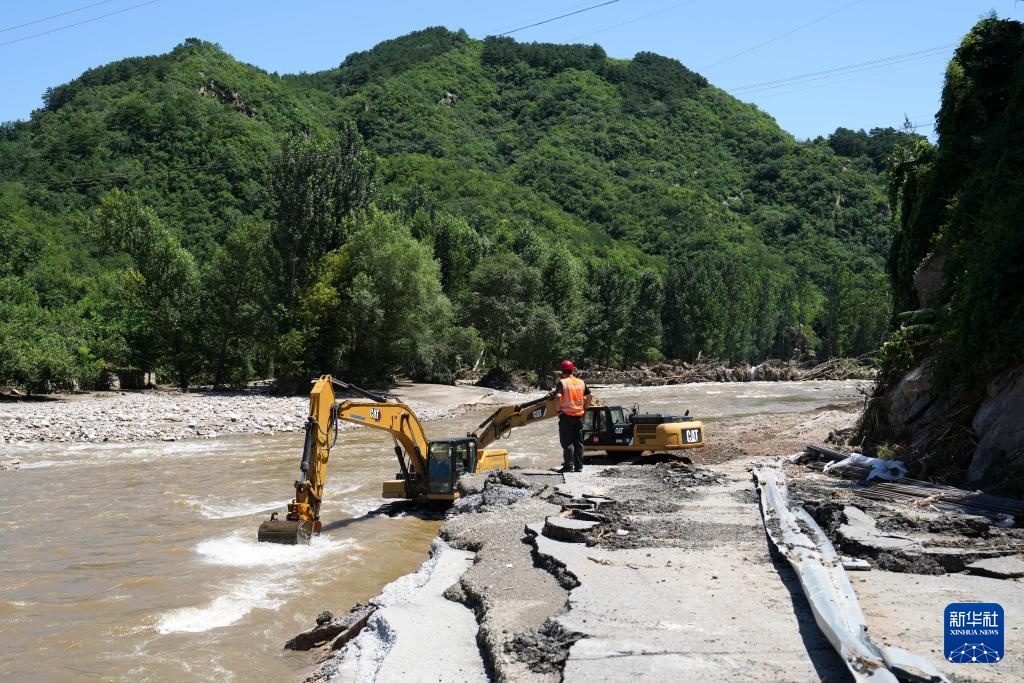 北京:抢修山区“生命通道” 北京:抢修山区“生命通道”