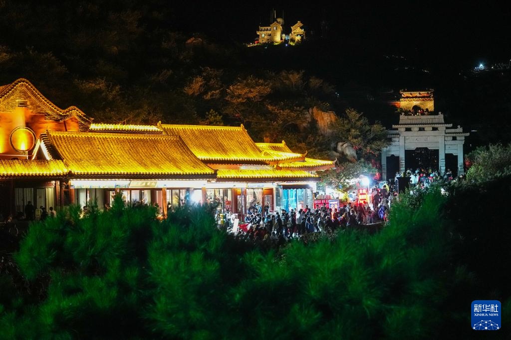 山东泰安:暑期泰山游客旺 山东泰安:暑期泰山游客旺