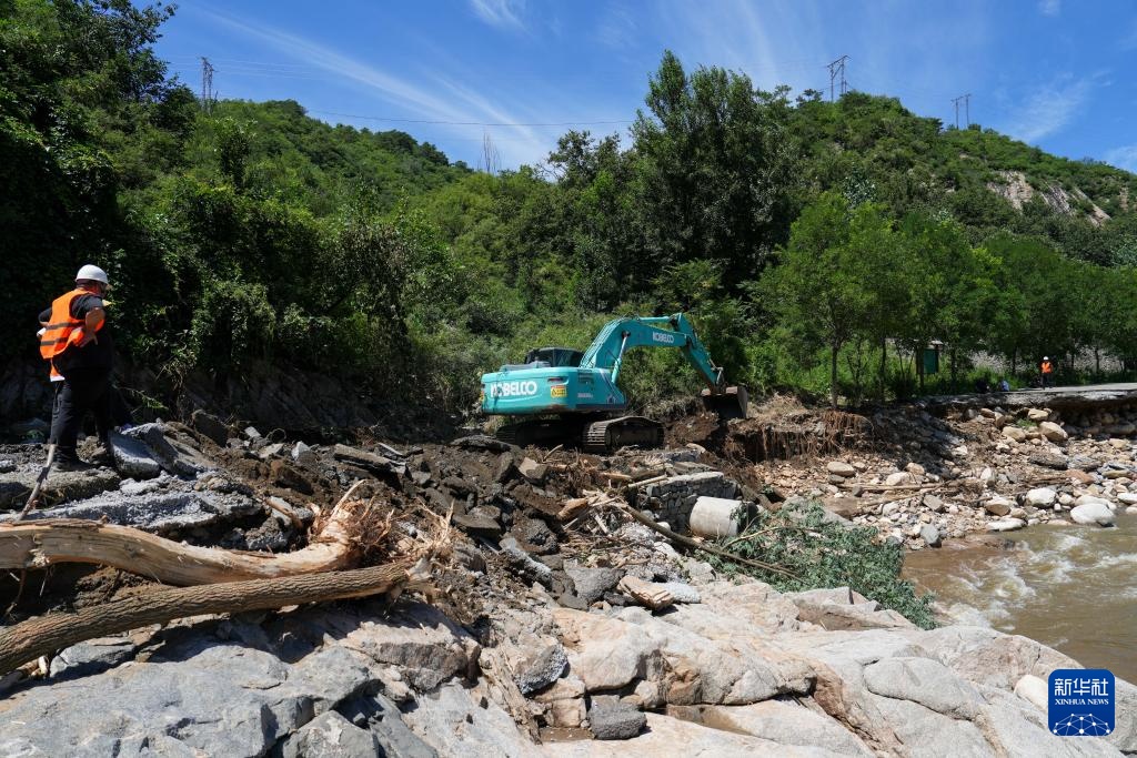 北京:抢修山区“生命通道” 北京:抢修山区“生命通道”