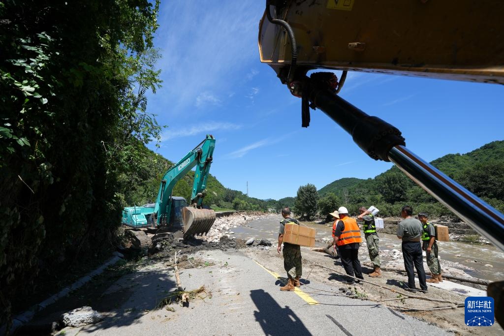 北京:抢修山区“生命通道” 北京:抢修山区“生命通道”