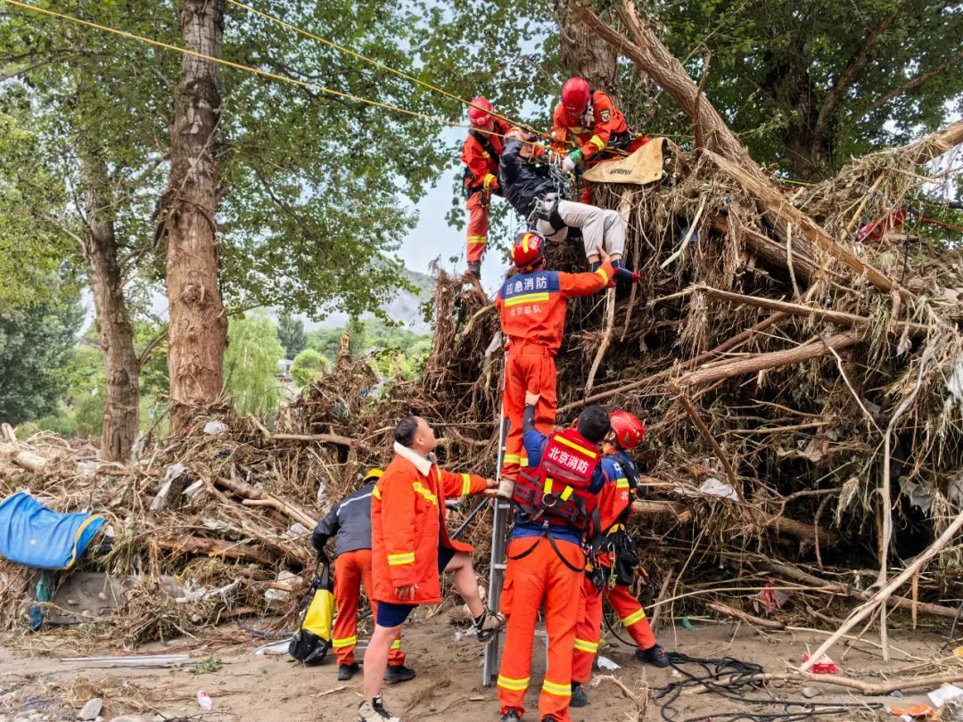 6人因暴雨被围困100多个小时！北京消防：我们来了！