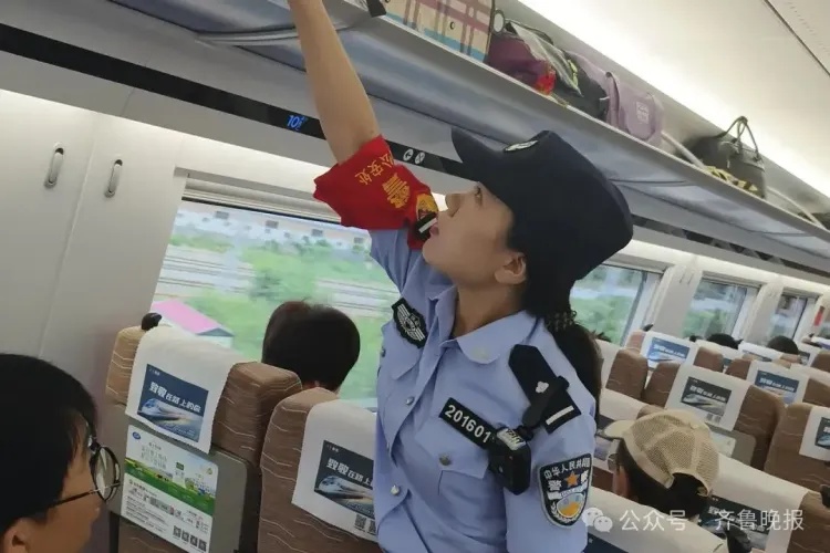 女子穿吊带乘高铁意外收到提示卡片,内容曝光后引网友怒赞,本人回应 女子穿吊带乘高铁意外收到提示卡片,内容曝光后引网友怒赞,本人回应