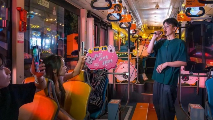 前门上人后门上快递，“不务正业”的南京503路火了！