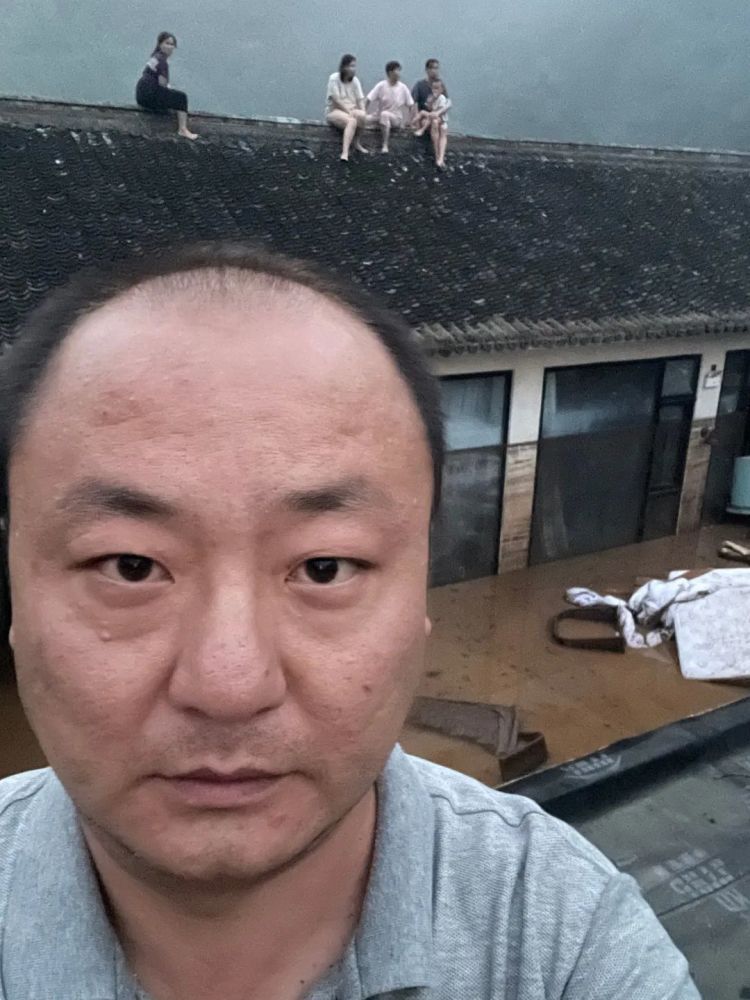 北京怀柔民宿老板讲述:帮一家四口上屋顶躲避,游客因村民分享食物落泪 北京怀柔民宿老板讲述:帮一家四口上屋顶躲避,游客因村民分享食物落泪