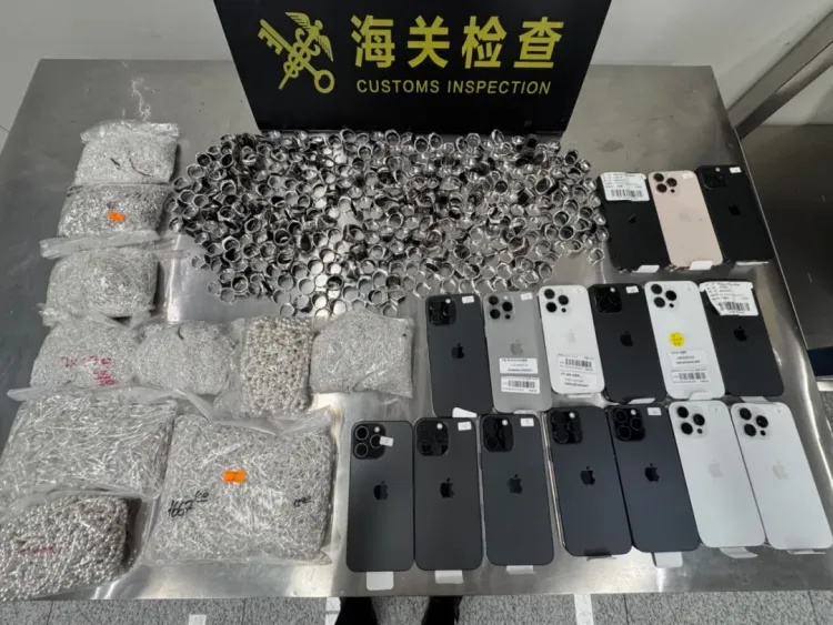 男子夏天穿紧身裤绑藏329枚银戒指、银别针，还有手机16台入境！被海关查获