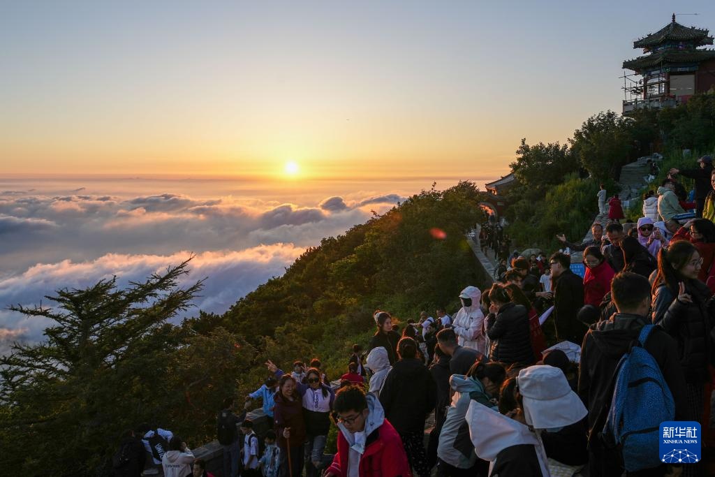 山东泰安:暑期泰山游客旺 山东泰安:暑期泰山游客旺