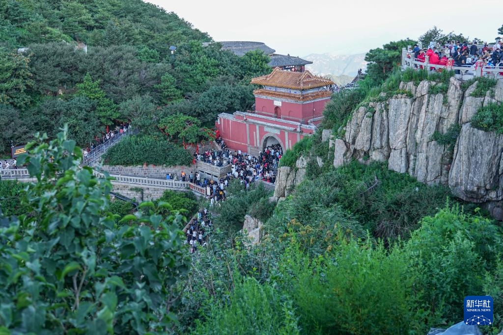 山东泰安:暑期泰山游客旺 山东泰安:暑期泰山游客旺