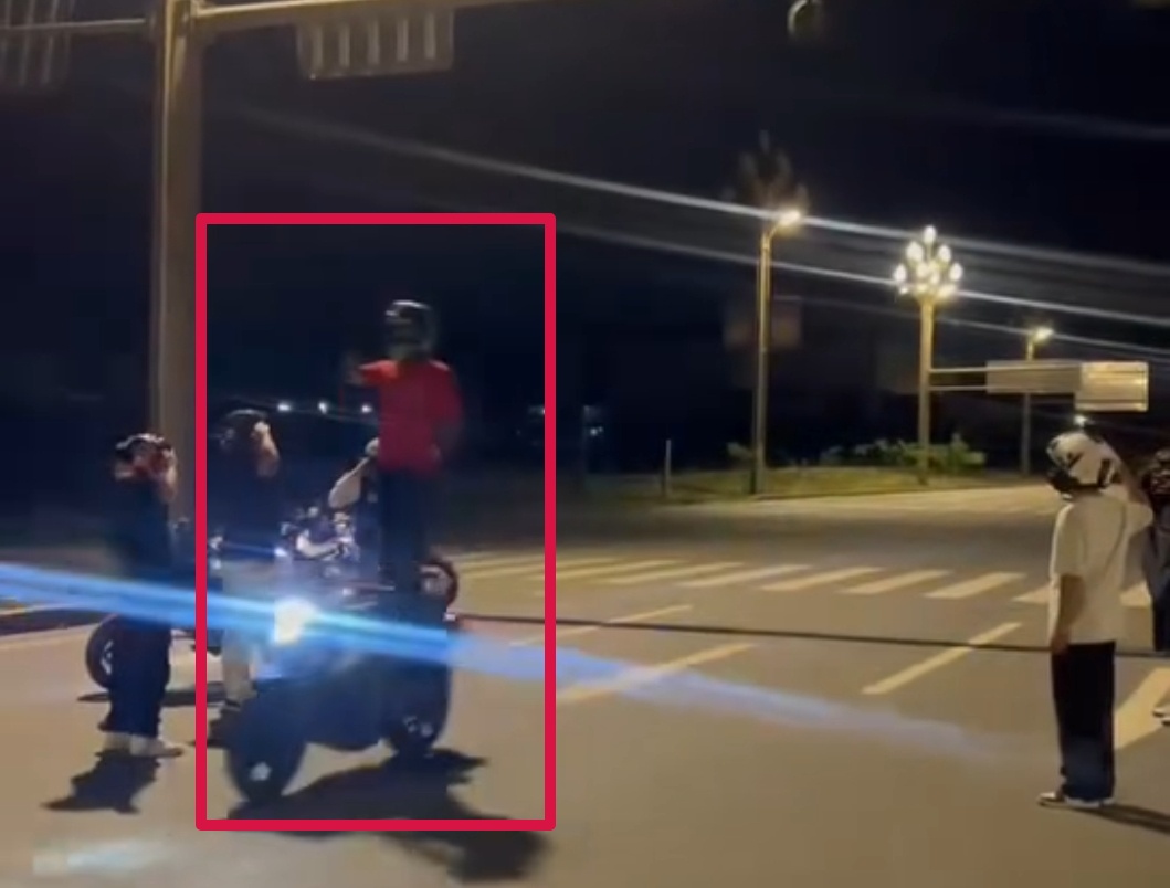 两男子深夜飙车炸街炫技,警方:行拘! 两男子深夜飙车炸街炫技,警方:行拘!