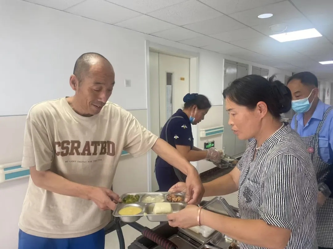 她把家里的挂面、大米、蔬菜、肉都拿出来了……