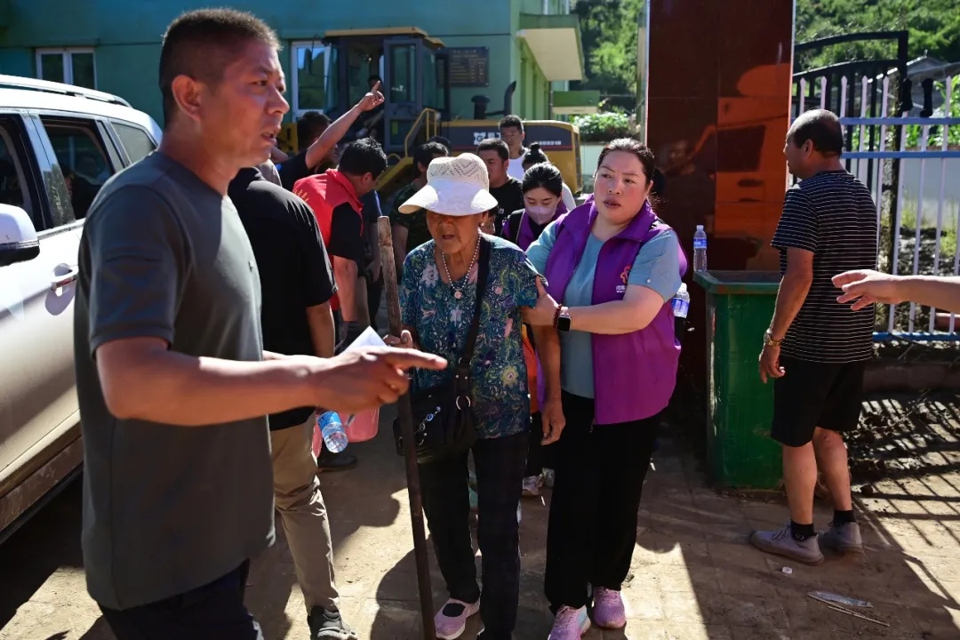 她把家里的挂面、大米、蔬菜、肉都拿出来了……