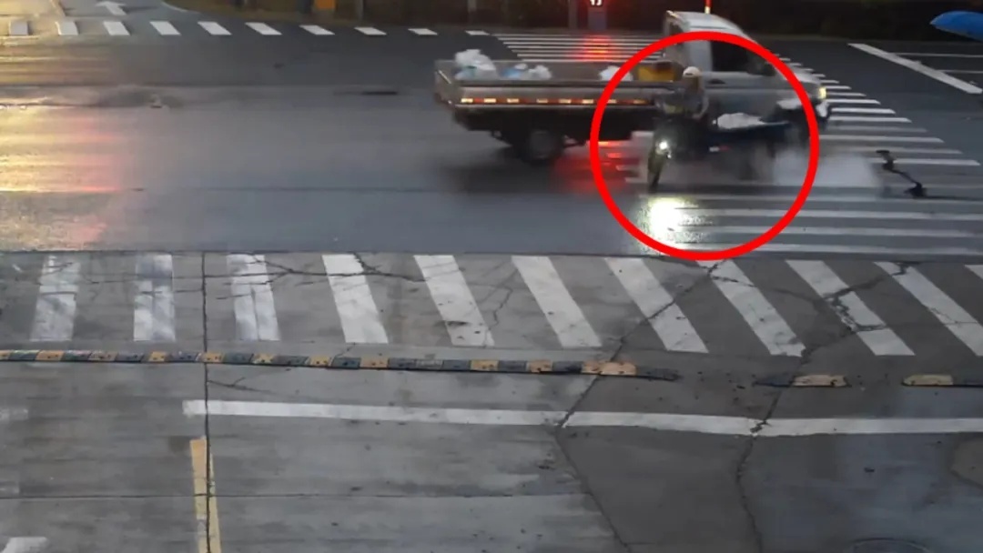 每天准时出摊的老人没出现，他急了！