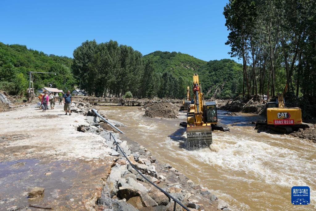 北京:抢修山区“生命通道” 北京:抢修山区“生命通道”