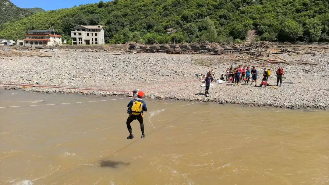 6人因暴雨被围困100多个小时！北京消防：我们来了！