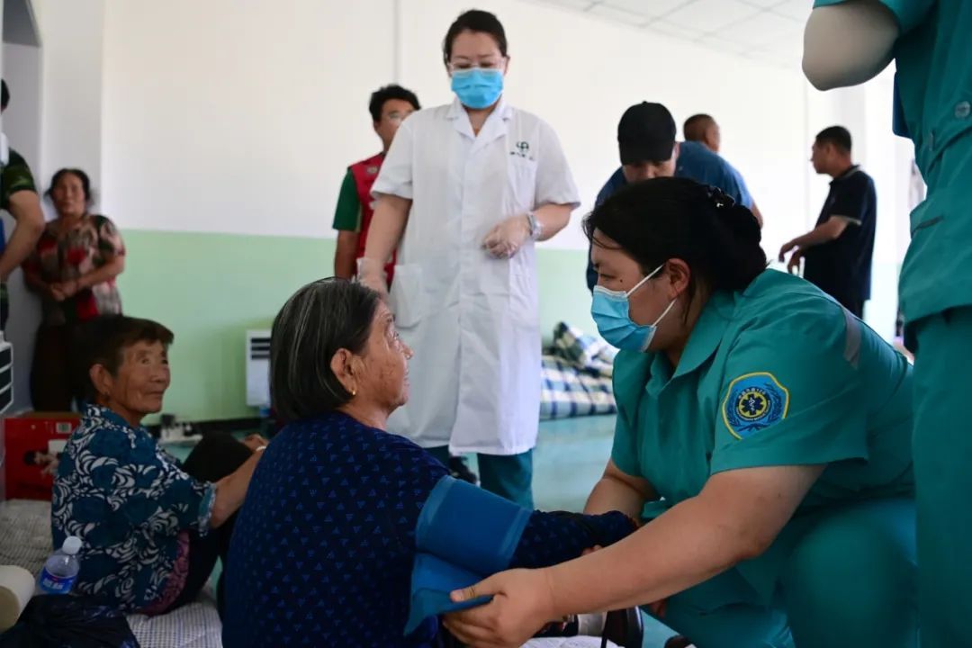 她把家里的挂面、大米、蔬菜、肉都拿出来了……