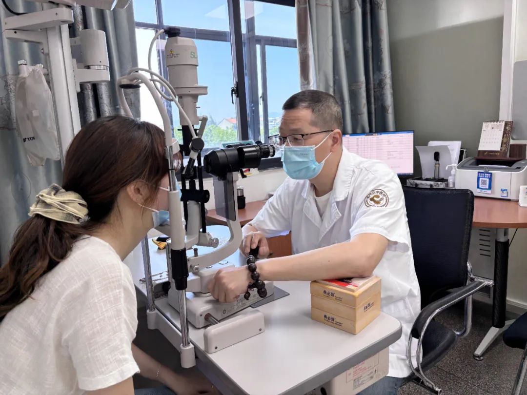 杭州女子眼睛长出6条虫！医生：非常少见