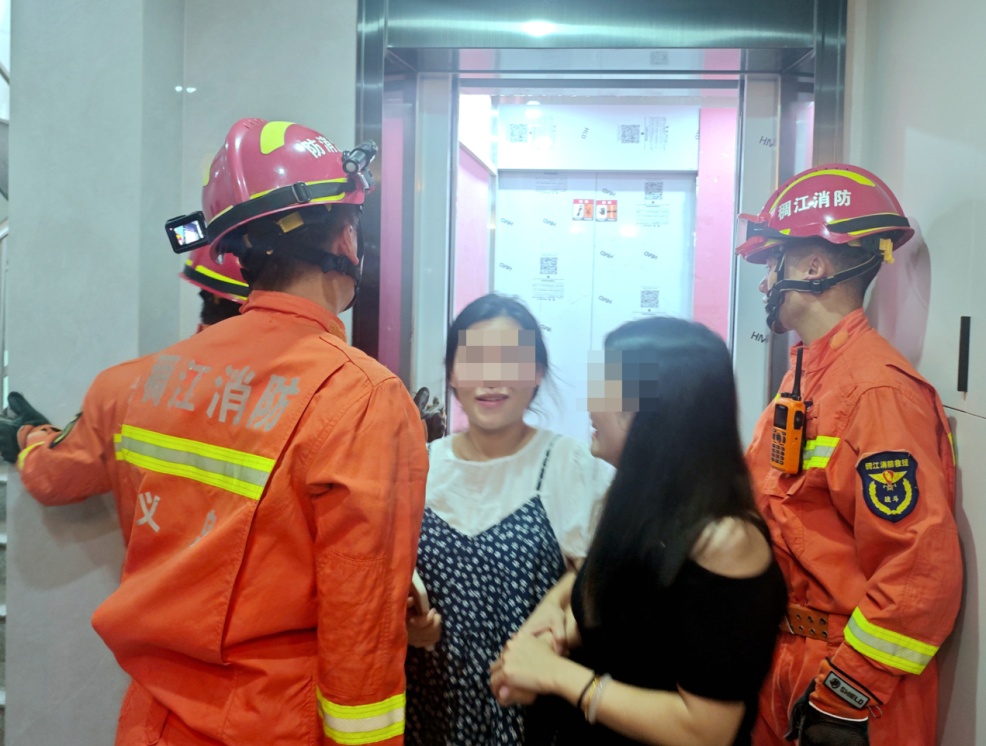 一家人出门看房,怀孕的妻子与丈母娘却被困“铁笼”,仅丈夫一人走出...... 一家人出门看房,怀孕的妻子与丈母娘却被困“铁笼”,仅丈夫一人走出......