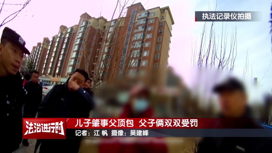 轿车撞向路边车辆,十分钟后爬出一名男子:爸爸!替我顶包 轿车撞向路边车辆,十分钟后爬出一名男子:爸爸!替我顶包