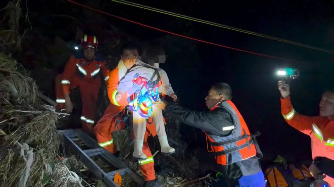 6人因暴雨被围困100多个小时！北京消防：我们来了！