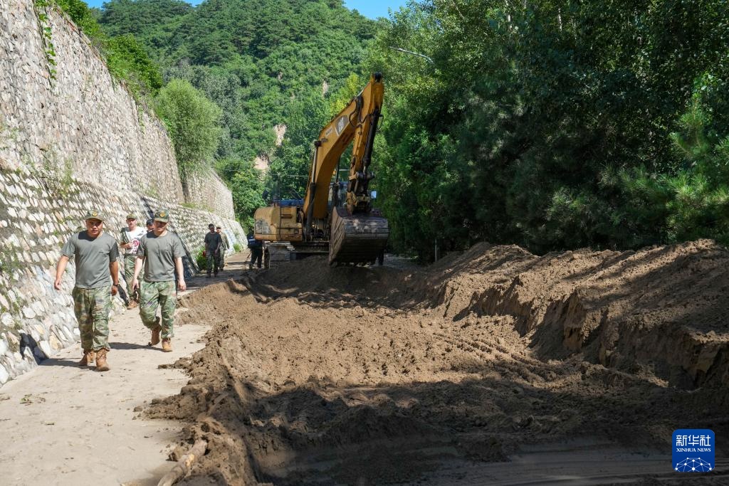 北京:抢修山区“生命通道” 北京:抢修山区“生命通道”