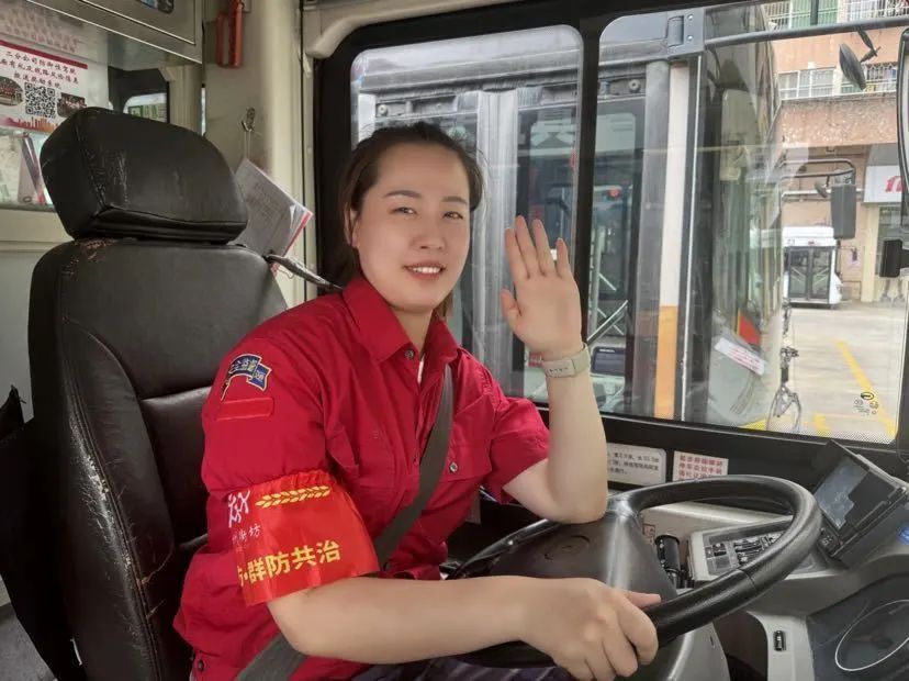 猎德桥底出租车突然起火，广州公交车长三闯火场成功灭火