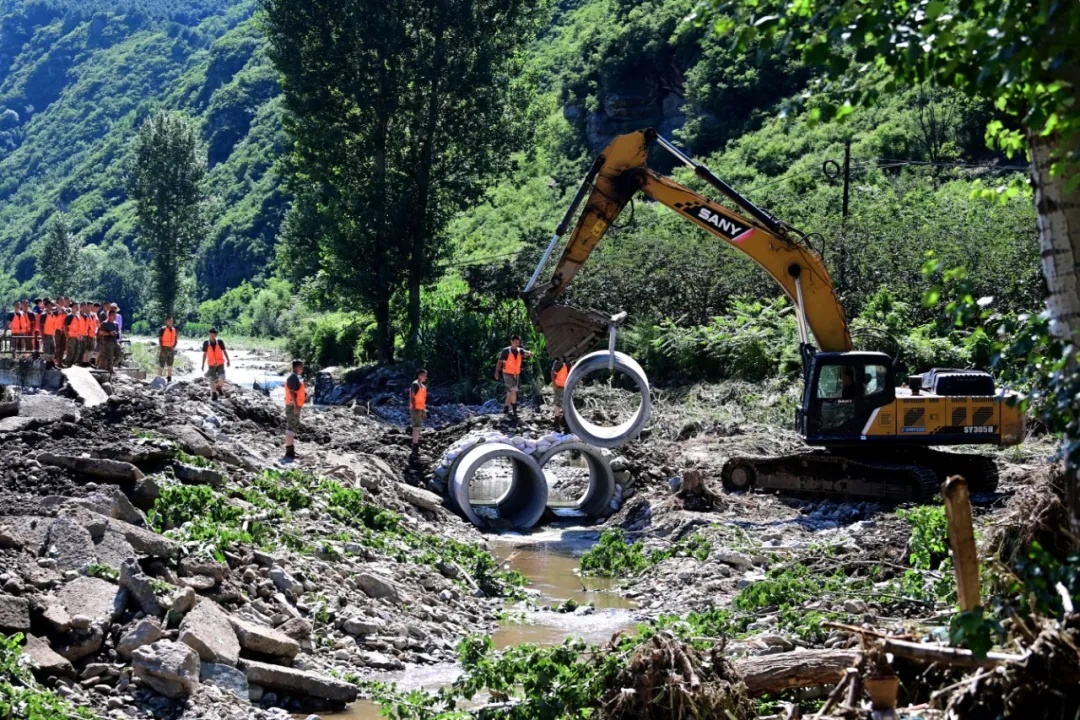 她把家里的挂面、大米、蔬菜、肉都拿出来了……