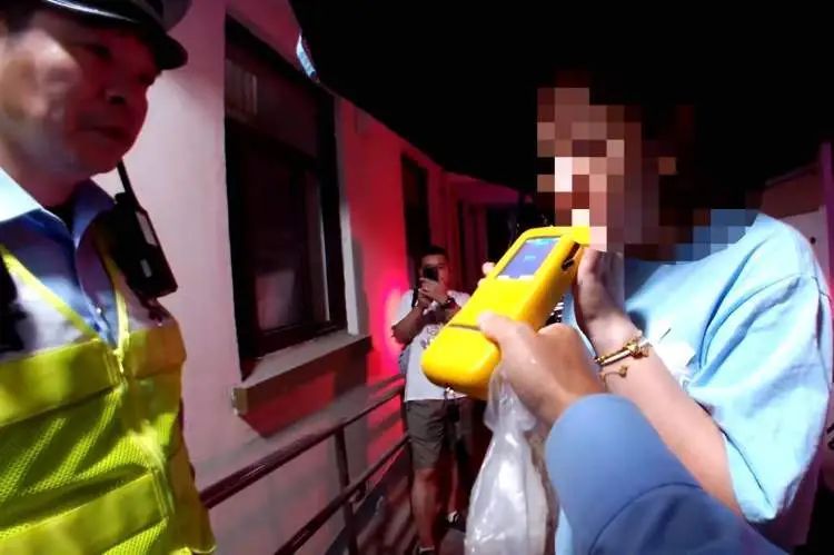 上海一女子开车肇事后，第一件事竟是逃回家喝酒……已被刑拘！