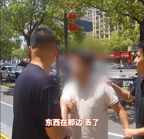 做贼心虚后,他上演“弃车保帅”...... 做贼心虚后,他上演“弃车保帅”......