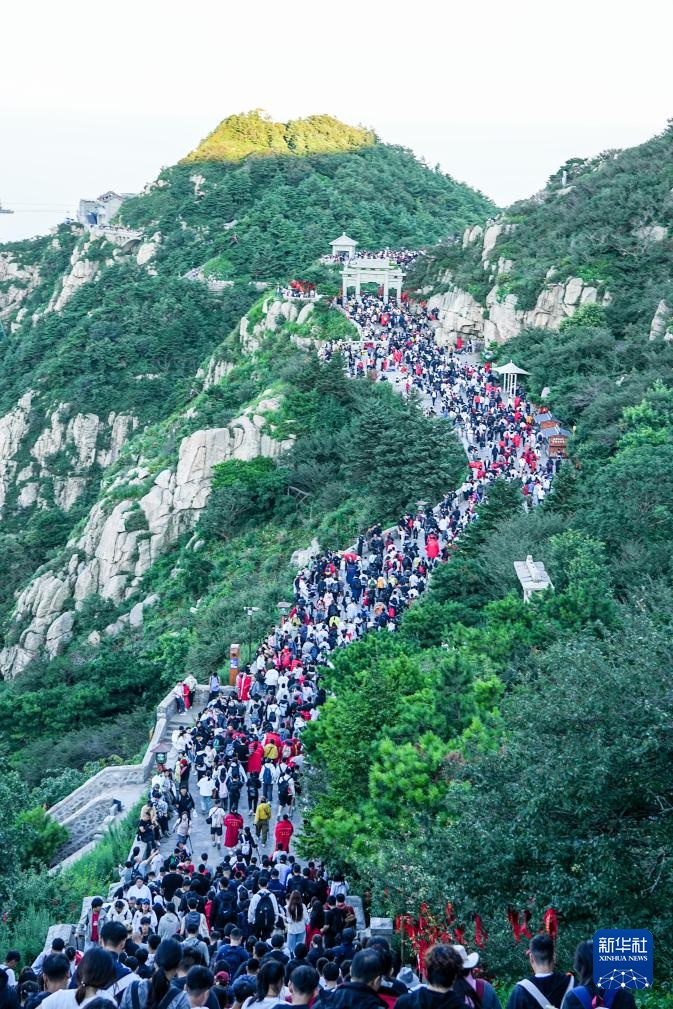 山东泰安:暑期泰山游客旺 山东泰安:暑期泰山游客旺