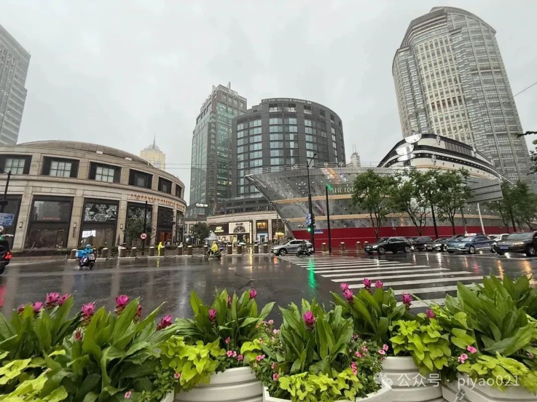 大量游客被困上海外滩?商圈“巨轮”乘风破浪?台风谣言别再传了! 大量游客被困上海外滩?商圈“巨轮”乘风破浪?台风谣言别再传了!