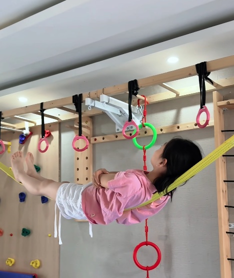 山东9岁“小龙女”练就睡绳功夫,妈妈:女儿习武近3年,最长的一次能躺个十几分钟 山东9岁“小龙女”练就睡绳功夫,妈妈:女儿习武近3年,最长的一次能躺个十几分钟