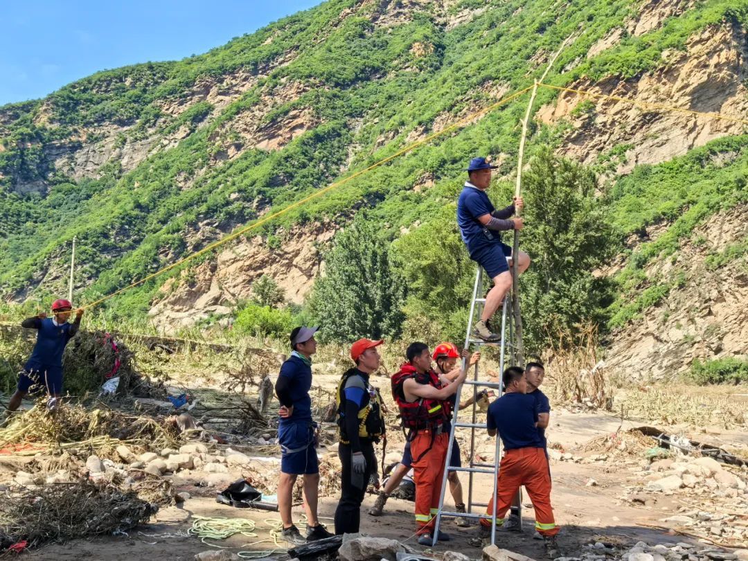 6人因暴雨被围困100多个小时！北京消防：我们来了！