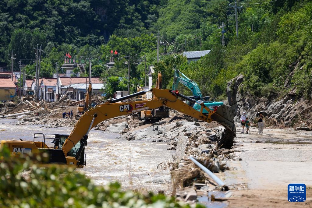 北京:抢修山区“生命通道” 北京:抢修山区“生命通道”