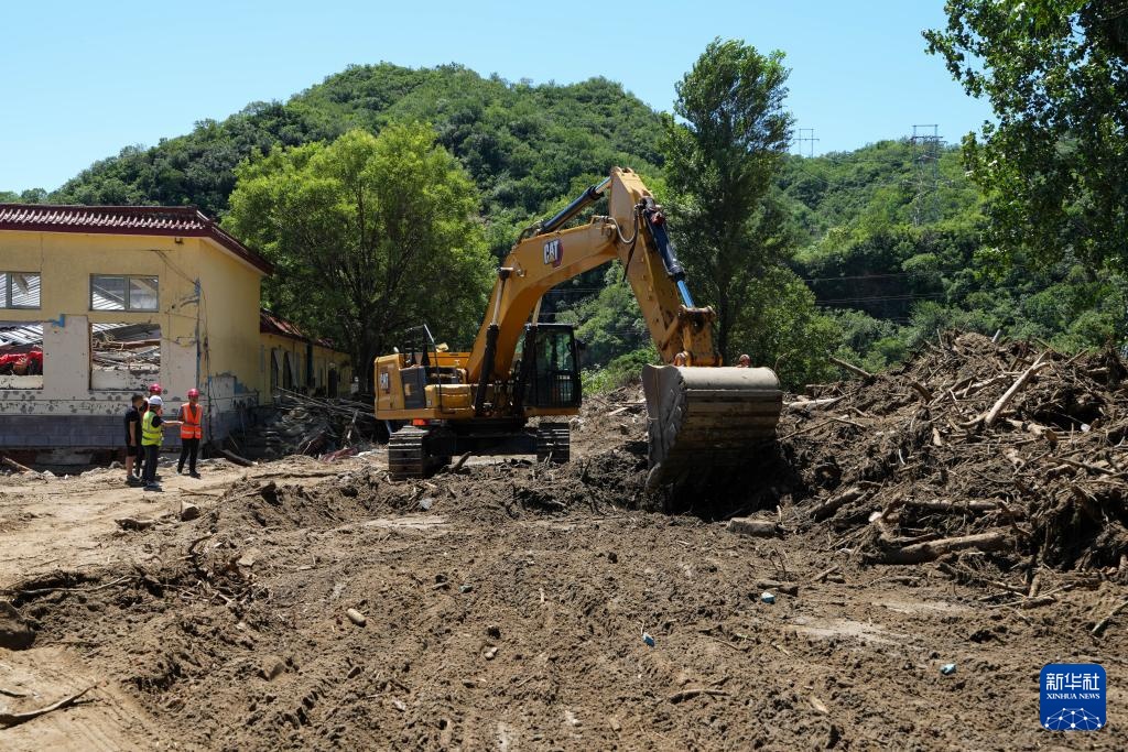 北京:抢修山区“生命通道” 北京:抢修山区“生命通道”