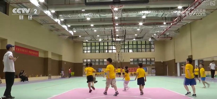 从“看护”到“培育”缓解“托管难” 多彩暑期公益夏令营激发孩子无限潜能