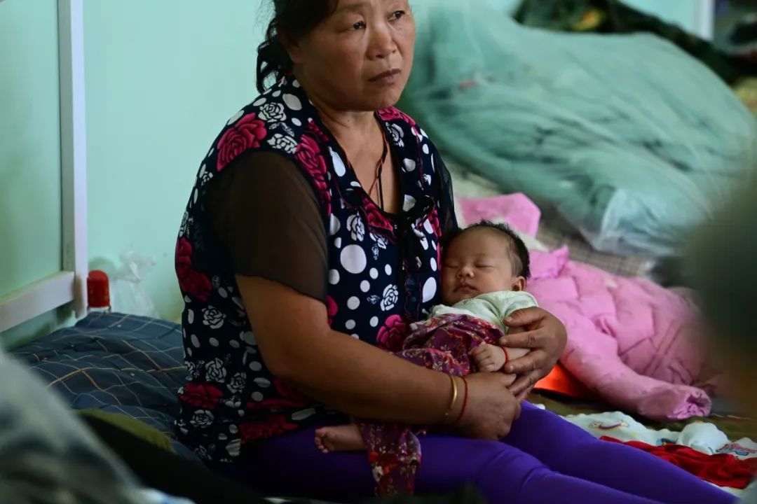 她把家里的挂面、大米、蔬菜、肉都拿出来了……