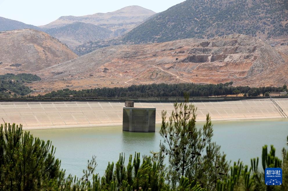 黎巴嫩最大人工湖水位下降