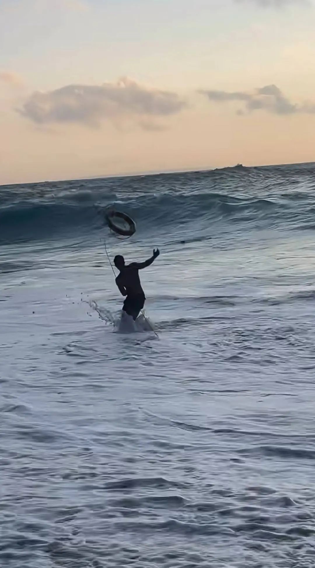 惊魂巴厘岛！外国游客被海浪卷走，中国小伙参与“生死营救”