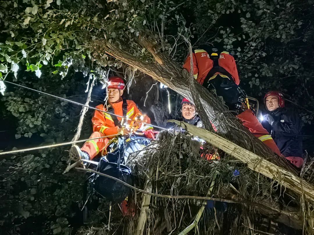 6人因暴雨被围困100多个小时！北京消防：我们来了！