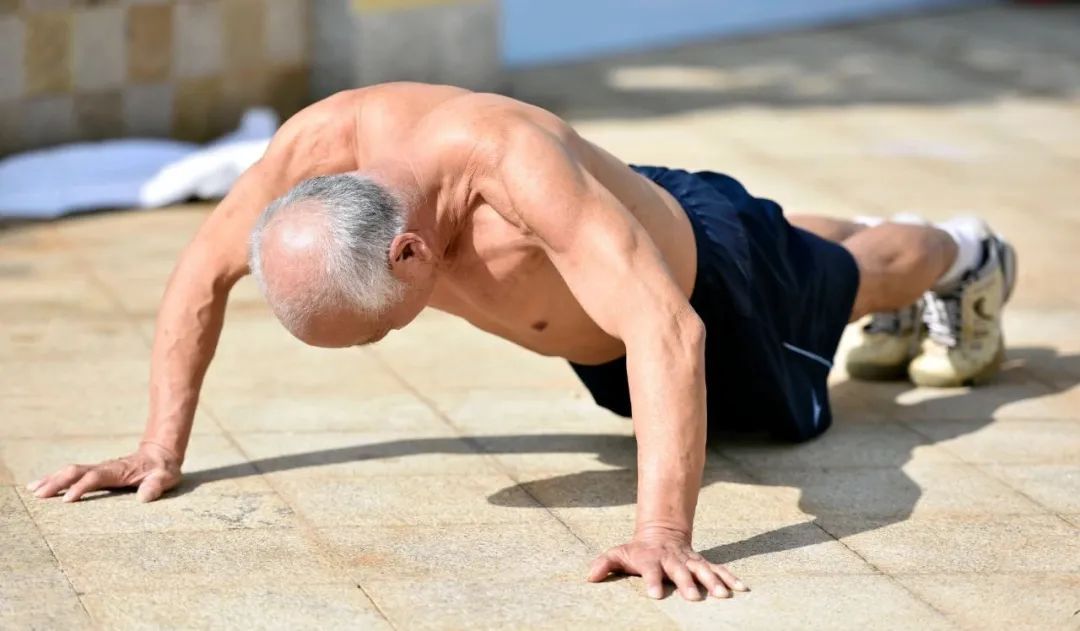 能做到这3个动作的人，不仅身体强壮，更有长寿潜力！你能做到几个？