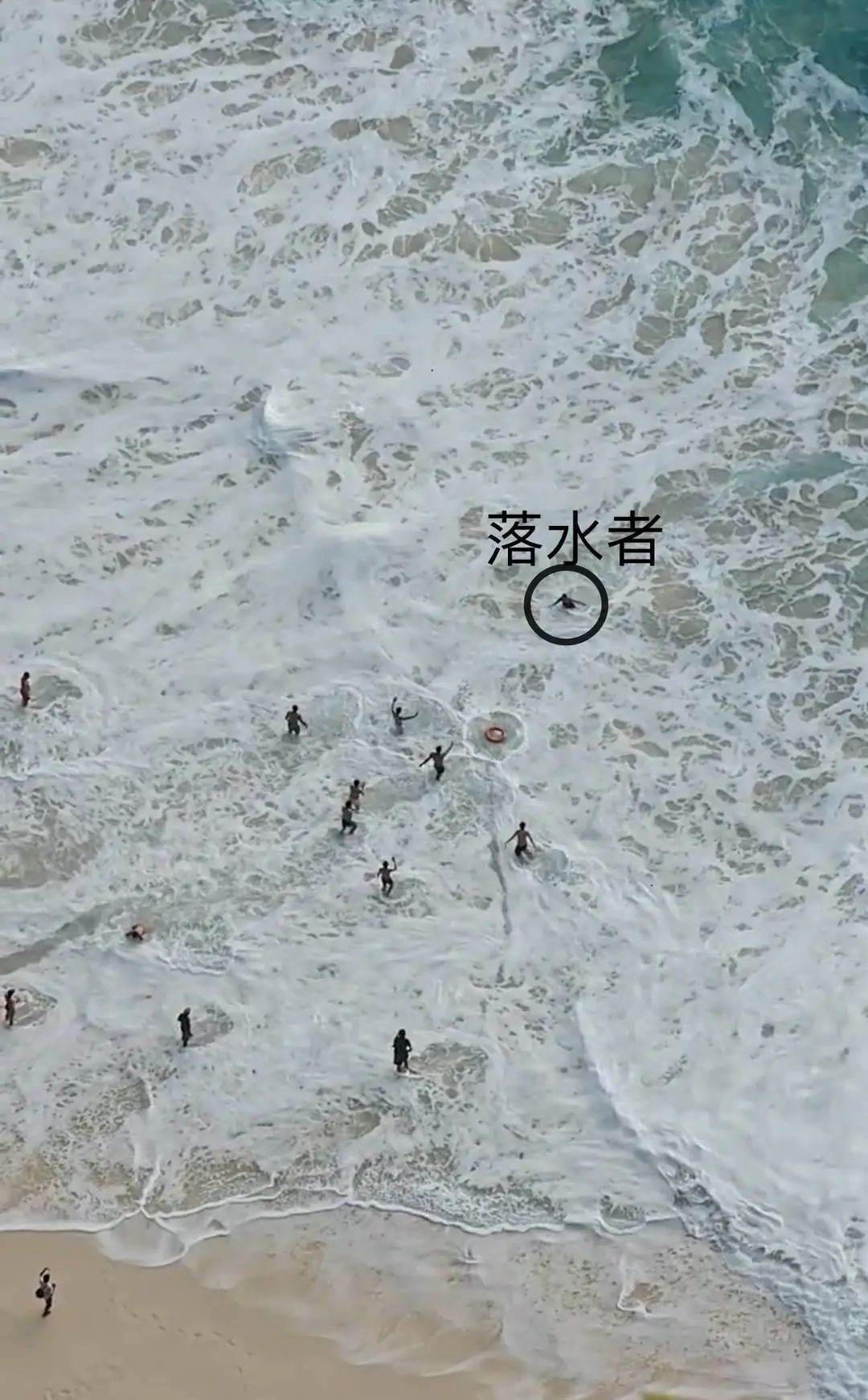 惊魂巴厘岛！外国游客被海浪卷走，中国小伙参与“生死营救”