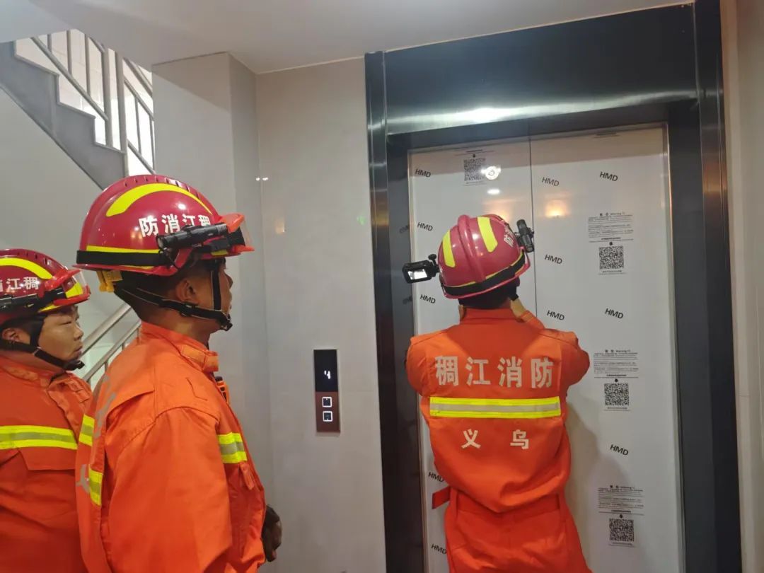 一家人出门看房,怀孕的妻子与丈母娘却被困“铁笼”,仅丈夫一人走出...... 一家人出门看房,怀孕的妻子与丈母娘却被困“铁笼”,仅丈夫一人走出......