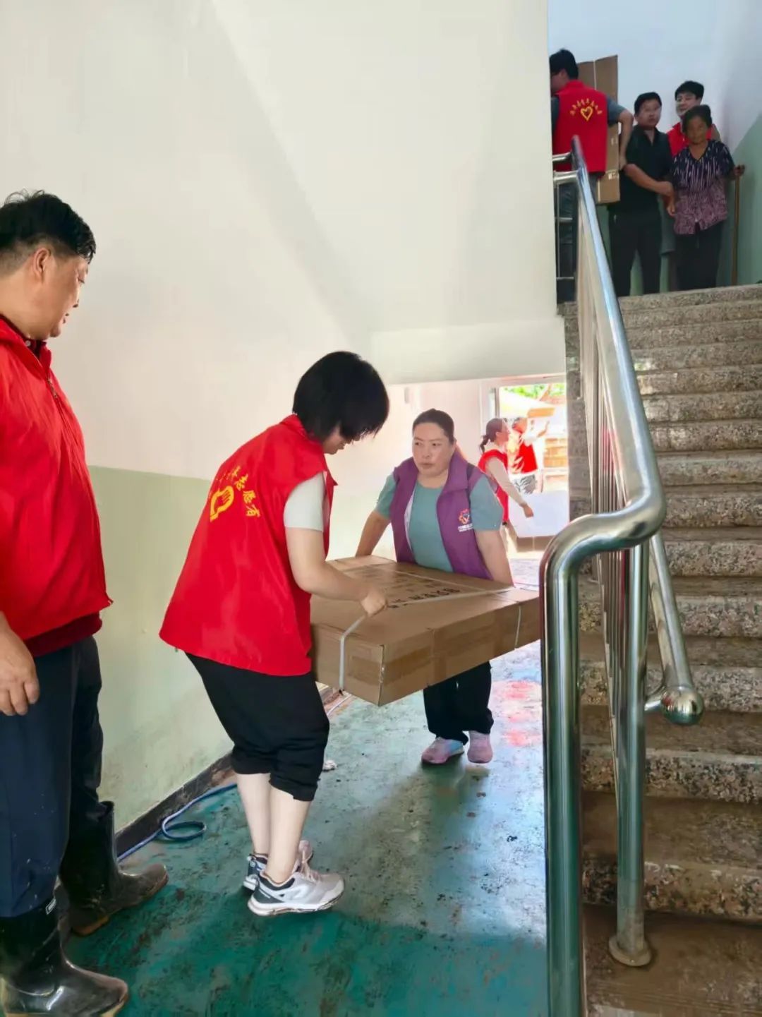 她把家里的挂面、大米、蔬菜、肉都拿出来了……