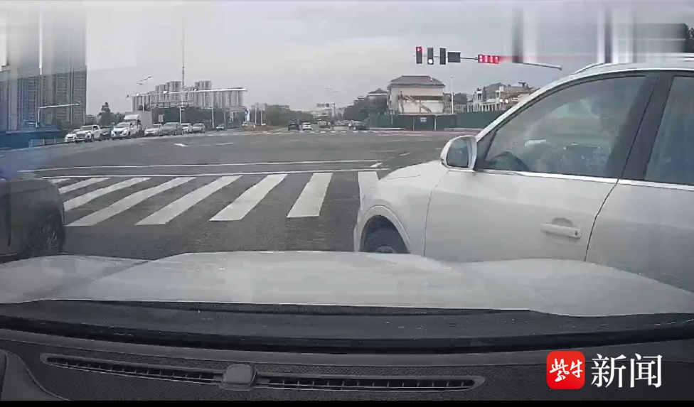 走错道千万别硬刚！男子实线变道发生碰撞，被判担全责——