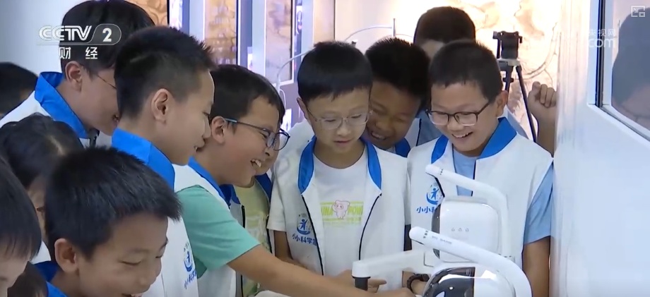 从“看护”到“培育”缓解“托管难” 多彩暑期公益夏令营激发孩子无限潜能