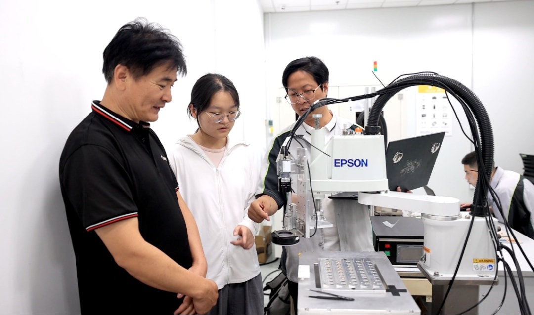 不写论文也能毕业？她用“1微米”拿到硕士学位