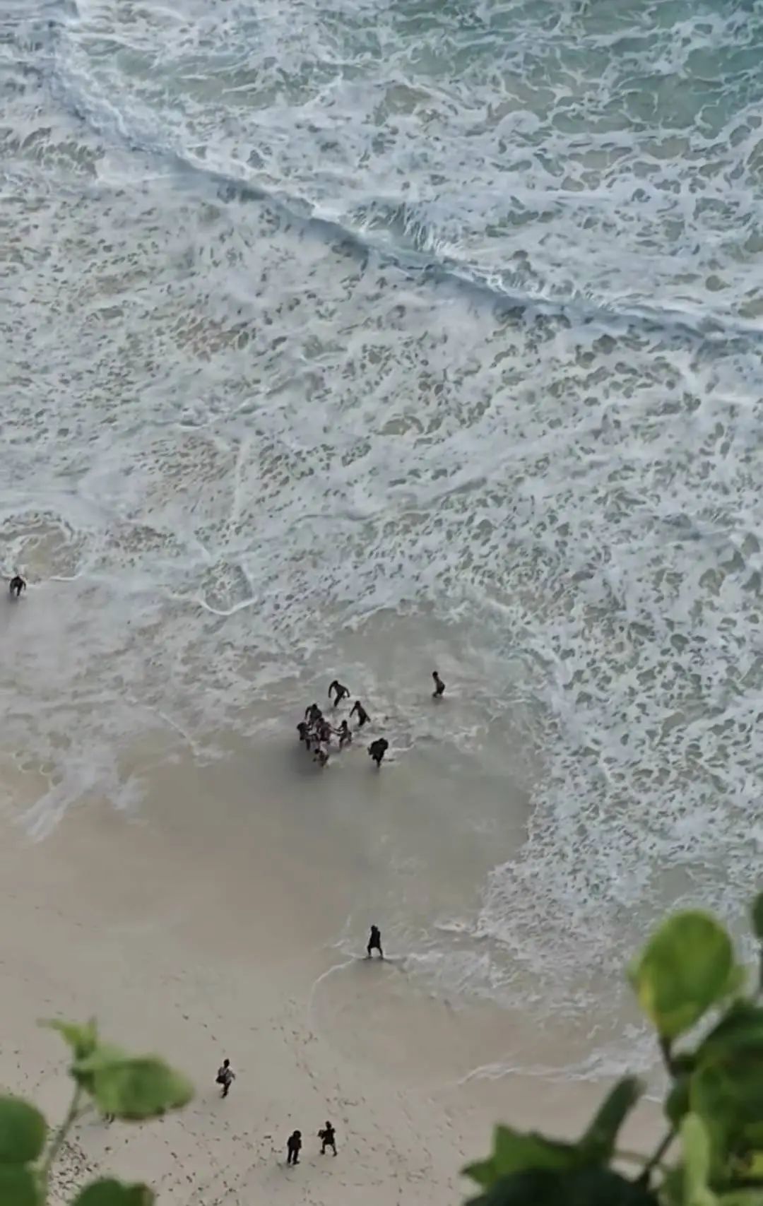 惊魂巴厘岛！外国游客被海浪卷走，中国小伙参与“生死营救”