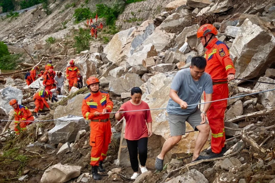 暴雨围困密云深山五日 消防员搭“生命索道”背抬扛运救出13人 暴雨围困密云深山五日 消防员搭“生命索道”背抬扛运救出13人