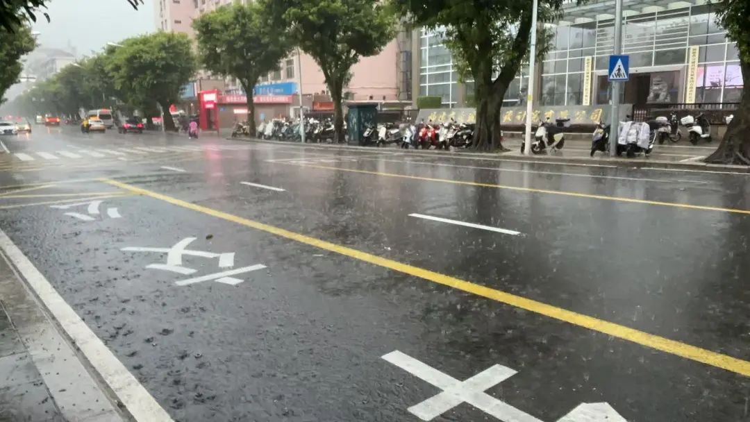 福州发布暴雨红色预警！警惕！警惕！
