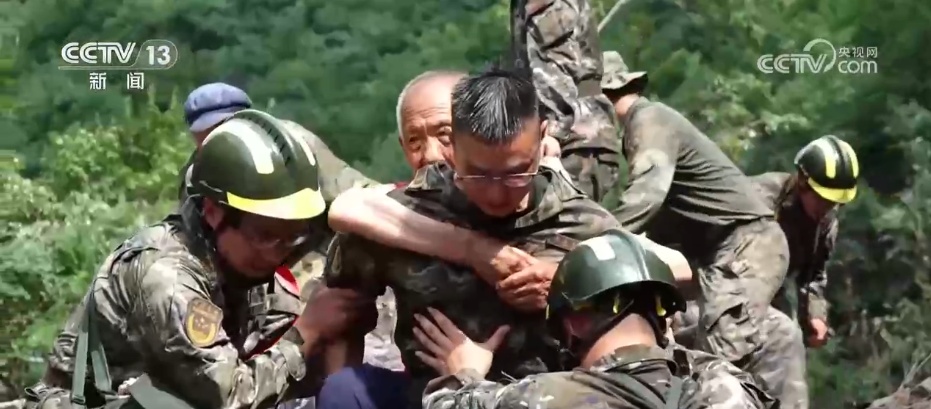 子弟兵驰援抗洪救灾一线 他们是“安全感”的代名词 子弟兵驰援抗洪救灾一线 他们是“安全感”的代名词